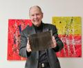 Bild: Portner
Siegfried Rossmann ist im Besitz mehrerer Kartons mit historischen Glasnegativen von Opa Josef Geist. Die Fotoplatten zeigen alte Schönseer Ansichten und auch die Familiengeschichte der Kaufmannsfamilie.