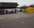 Bild: frd
Das Lagergebäude der Schlossbrauerei Fuchsberg (links) soll abgerissen und durch ein nach rechts, über die derzeitige Einfahrt hinweg vergrößertes Gebäude ersetzt werden. Die Einfahrt wird nach rechts verlegt und die jetzt noch im Freien gelagerten Kästen/Flaschen können dann im neuen Gebäude gelagert werden.
