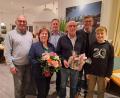 Bild: pop
Manfred Schindler, hier mit Lebensgefährtin Andrea und dem ältesten Enkel Leon (vorn), dankten die drei Bürgermeister Martin Bauer, Mathias Huger und Peter Braun (hinten, von links).