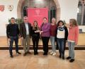 Bild: ge
Das neue Christkind Lotte Weiß (Dritte von links) erhielt seine Krone aus der Hand der Vorgängerin Lucy Strobel (Mitte). Es gratulierten (von links) Bernhard Dobler (Hochofen-Weihnachtsmarkt), Bürgermeister Michael Göth, Nina Mutzbauer (Stadtmarketing), Tanja Weiß (Mutter von Lotte) und Yvonne Rösel (ProSuRo).
