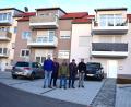Bild: no
Die drei Bauherren Josef Margraf (Zweiter von rechts), Michael Rädle (links) und Hermann Weiß (Mitte) präsentierten gemeinsam mit Architekt Martin Kunert (rechts) und Illschwangs Bürgermeister Dieter Dehling (Zweiter von links) das erste Mehrfamilienhaus in Illschwang - es besteht aus zehn Wohnungen.
