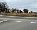 Bild: e
Der Innenbereich des Kreisverkehrs in Axtheid-Berg wird derzeit aufgefüllt, damit die geplanten großen Wappen in der Böschung flächengleich und sichtbar integriert werden können.