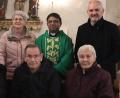 Bild: mrr
Elfriede Multerer und ihr Mann Bernhard (vorn, von rechts) übergeben das Vereinsvermögen der aufgelösten Wanderfreunde Vilshofen an Kirchenvorstand Stephan Graf (hinten, rechts) und Pfarrgemeinderatsvorsitzende Veronika Edenharter für die Vilshofener Kirchenverwaltung. Auch Pfarrer Joseph John dankt.