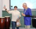 Bild: prh
Oberstudienrätin Christine Schindler (links) packte gemeinsam mit Missionar Pater Stanislas ein Weihnachtssäckchen für Uganda.
