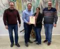 Bild: Josef Glas
Gemeinschaftsvorsitzender Anton Kappl (Zweiter von links) überreicht Monika Zimmerer die Urkunde zum 25-jährigen Dienstjubiläum. Mit dabei stellvertretender Gemeinschaftsvorsitzender Ludwig Gürtler (links) und Geschäftsleiter Johann Peter Wiesent.
