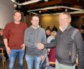 Bild: bsc
Bürgermeister Oskar Schuster (rechts) gratulierte nach der geheimen Wahl zum Ortssprecher von Voitenthan Christian Trießl (Zweiter von rechts) sowie Stellvertreter Konstantin Dostler.