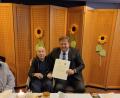Bild: Nadja Jarosch/exb
Franz (links) Geist feiert 95. Geburtstag, wozu Bürgermeister Stefan Braun gratuliert.