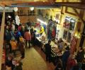 Bild: hzi
Die Besucher der "Haschareither Dorfweihnacht" konnten in der geschmückten Halle in Ruhe durch die Stände stöbern.