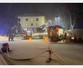 Bild: Fricke/NEWS5/dpa
Im dichten Schneetreiben retteten die Einsatzkräfte der Feuerwehr die Bewohner aus dem total verqualmten Haus.