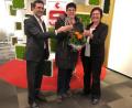 Bild: Hubert Dräxler/exb
Gebietsdirektor Günter Süß und Kundenberaterin Rita Lippert gratulieren Gewinnerin Tina Gietl.