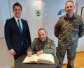 Bild: M. Schmidt/exb
Beim Eintrag ins goldene Buch: Bürgermeister Rudolf Teplitzky, Generalleutnant Harald Gante und Oberstleutnant Ralf Georgi (von links).