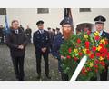 Bild: sm
Anlässlich des Volkstrauertages legt Bürgermeister Gerhard Kellner (links) zusammen mit der Feuerwehr am Kriegerdenkmal einen Kranz nieder. Dieser soll Gedenken, Mahnung und Erinnerung zugleich sein.