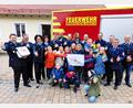 Bild: whü
Die ersten „Feuerfüchse“ sind Max Schmeißner, Laura Wallor und Noah Will (vorne von links), Noah Willberg, Emilia Adelhardt, Nele Bauer, Anna-Lena Schlicht, Emilie Schirmer, Laura Adelhardt, Jule Schmeißner, Magdalena Nickl und Ida Schmeißner (stehend von links) mit dem Kinderfeuerwehrbeauftragten Markus Schirmer (links).