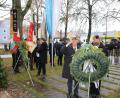 Bild: sne
Vietnamveteran Donald Cannon und Bürgermeister Bernhard Stangl legen Kränze nieder.