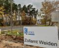 Bild: Gabi Schönberger
Nach Dienstschluss des Zolls am Freitagnachmittag ab 16 Uhr haben wartende Lkw-Fahrer keine Möglichkeit mehr, am Zollamt Weiden eine Toilette aufzusuchen. Sie überqueren die Dr.-Müller-Straße und verrichten ihre Notdurft in einem kleinen Wäldchen.