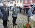 Bild: bey
Bürgermeister Rainer Rewitzer und Oberstabsfeldwebel Tobias Knop legen anlässlich des Volkstrauertages eine Blumenschale nieder und gedenken der Toten der Weltkriege, Terror und Gewaltherrschaft.