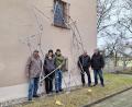 Bild: Kolpingsfamilie Schwarzenfeld/exb
Mitglieder der Kolpingsfamilie Schwarzenfeld hängen den Stern der Marienkirche auf.