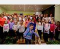 Bild: glb
Auf der Bühne zum 75jährigen Jubiläum: Die Männer des MGV Haunritz, im Vordergrund der „Happy Heavenly Högenbachtaler“-Kinderchors. Links in der roten Bluse Melli Schmidt, Leiterin des Kinderchors, dahinter 1. Vorsitzender Oliver Schmidt und Heinrich Bodendörfer, Vorsitzender des Sängerkreis Hersbruck. Mitte rechts in der roten Bluse Chorleiterin Jana Müller, daneben Landrat Richard Reisinger und Bürgermeister Pickel.