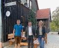 Bild: no
Zufrieden mit dem neugestalteten Dorfstadel: (von links) Vorsitzender Johannes Franz von der Dorfgemeinschaft Matzenhof-Gronatshof, VR-Bank-Vorstandsmitglied Erich Übler und Bürgermeisterin Brigitte Bachmann-Mühlinghaus.