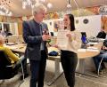Bild: Eichl
Nadine Schuller ist neue Leiterin des Standesamtes Floß. Bürgermeister Robert Lindner überreichte die Ernennungsurkunde und eine Flasche Sekt.