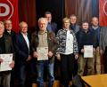 Bild: R. Kreuzer
Zahlreiche Mitglieder erhalten für langjährige Mitgliedschaft im Automobil-Touring-Club (ATC) im AvD Urkunden für ihre Treue.