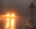 Symbolbild: Matthias Bein/dpa
Ein Auto fährt bei Glatteis und Nebel über eine Straße.
