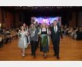 Bild: Fabian Rosenberger/exb
Eröffnet wurde der Gauschützenball mit einer imposanten Polonaise, angeführt von Gauschützenmeister Manfred Zölch (rechts) und Ehefrau Herta (Zweite von rechts) sowie dem Gauschützenkönig Georg Wurm (Zweiter von links) und dessen Begleiterin Anja Schedl (links).
