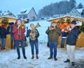 Bild: dob
Uli Heine, Waltraud Janner-Stahl, Reimund Mittelmeier und Johannes Gruber (von links) stimmen die Besucher mit vorweihnachtlichen Melodien auf den ersten Kaimlinger Hüttenzauber ein.