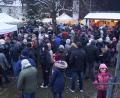 Bild: slh
Zahlreiche Gäste kommen zum Adventsmarkt des katholischen Frauenkreises Weihern-Stein auf dem Dorfplatz in Weihern.