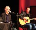 Bild: stg
Achim Amme (links) und Volkwin Müller begeisterten mit einem John-Lennon-Abend im Foyer der Kemnather Mehrzweckhalle.