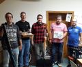 Bild: SV Riglasreuth/exb
Andreas Göhl (von links), Philip Schenkl, Benedikt Heinl und Jörg Hermann freuen sich über ihre Gewinne, SV- Vorsitzender Roland Heinl gratulierte.