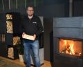 Bild: mia
Zeitlos schönes Design und ausgefeilte Technik: Andreas Koschemann präsentiert in der WärmeWerkstatt Amberg eine extra große Auswahl an Kaminöfen von HASE.
