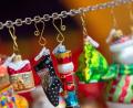 Bild: Monika Skolimowska/dpa
Auch Schmuck für den Weihnachtsbaum wird auf dem Weihnachtsmarkt angeboten.