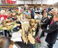 Bild: whü
Stets umringt von Besuchern waren die Stände der Aussteller beim Weihnachtsmarkt des Kindergartenfördervereins.