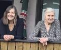 Bild: Karin Gesierich
Ein Bild aus glücklichen Tagen: Mathilde Nickl und ihre älteste Tochter Cornelia.