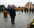 Bild: bey
Bürgermeister Reiner Gäbl legt zum Volkstrauertag einen Kranz am Kriegerdenkmal nieder.