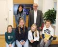 Bild: Stadt Kemnath/exb
Antonia Pinzer (vorne, Zweite von links) ist das neue Kemnather Christkind. Begleitet wird es bei seinen Auftritten von den beiden Engeln Leni Unglaub sowie Anna-Maria Baier und erstmals einem "Bengelchen", das Raimund Pinzer (vorne von links) darstellen wird. Bürgermeister Roman Schäffler und Romina Passon-Pühl (hinten von rechts) hatten die vier zur Präsentation ins Rathaus eingeladen,