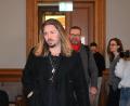 Bild: Hendrik Schmidt/dpa
Rockmusiker Gil Ofarim (links) betritt den Saal des Landgerichts in Leipzig mit einem seiner Anwälte.