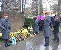Bild: Kunz
Anlässlich des Volkstrauertages legen Oberstleutnant Daniel Granich und Oberbürgermeister Jens Meyer am Kriegerdenkmal in Weiden einen Kranz nieder.