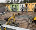 Bild: Gabi Schönberger
In gelber, grüner und weißer Farbe wurden die Stahlmodulbauten der neuen Wohnungslosenunterkunft in der Schustermooslohe angestrichen. Der Innenhof soll im Frühjahr begrünt werden.