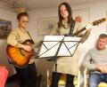 Bild: Josef Schuller/exb
Im kleinen Kellercafé von Olga Luft haben Marina Bäumler, Magdalena Böhm und Wolfgang Göldner (von links) – das Trio hinter der „MUT“-Reihe – ein Benefizkonzert gegeben.