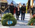 Bild: sne
Feuerwehrvorsitzender Holger Cibis, Dritte Bürgermeisterin Anita Heßler und Lieutenant Colonel William Carroll gedenken der Toten der Kriege.