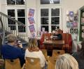 Bild: Buchhandlung St. Peter
Nora Kellner stellt ihr Buch bei Lesungen in ganz Deutschland vor, in der Buchhandlung St. Peter waren nur wenige Gäste anwesend.