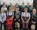 Bild: bsc
Königsproklamation beim Schützenverein Frauenreuth: Vorne von links die neuen Schützenkönige Sophie Paukner (Jugend), Heike Wildenauer (Schützenliesl), Patrick Stengl (Schützenklasse), Tamara Bannert (Pistolenkönig) und Reinhard Schwarz (Senioren). Mit im Bild die Ritter der jeweiligen Wettbewerbsklassen.