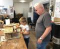 Bild: Albrsdörfer
Wenn Kinder im Alten Schulhaus Krippen bauen, steht Peter Geier mit Rat und Tat zu Seite.