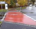 Bild: Andreas Royer
Die rote Markierung an der Einmündung der Weiherstraße soll verstärkt auf Radfahrer aufmerksam machen. Entlang der Rosenberger Straße, die auch im Radverkehrskonzept als Hauptachse gilt, finden sich bereits mehrere solche augenfälligen Markierungen.