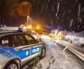 Bild: Moller-Schuh/dpa
Die Polizei ist bei Schneefall bei Wiesent und Wörth an der Donau im Landkreis Regensburg an einer Unfallstelle auf der A3 im Einsatz. Ein Lastwagen war auf dem Schnee ins Rutschen geraten. In der Nacht zum Dienstag bescherte der Wintereinbruch mit stärkeren Verkehrsbehinderungen, den Feuerwehren und Winterdiensten viele Einsätze.