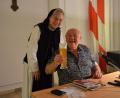 Bild:  Sr. M. Sophia Schlembach/exb
Toni Lauerer zusammen mit Äbtissin Laetitia Fech in der Aula des Klosters Waldsassen. Beide waren 2022 zu Botschaftern der Oberpfalz ernannt worden.