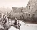 Bild: Gemeindearchiv Wernberg-Köblitz/exb
Diese Aufnahme der Nürnberger Straße wurde um 1900 gemacht. Sie zeigt die Ecke B14 in Richtung Marktplatz.