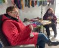 Bild: ge
Bis zu fünf Stunden am Tag widmen sich Gisela Schulenberg (links) und Andrea Ewig der Strickerei. Jede schafft ungefähr 40 Paar Socken pro Jahr für den guten Zweck.